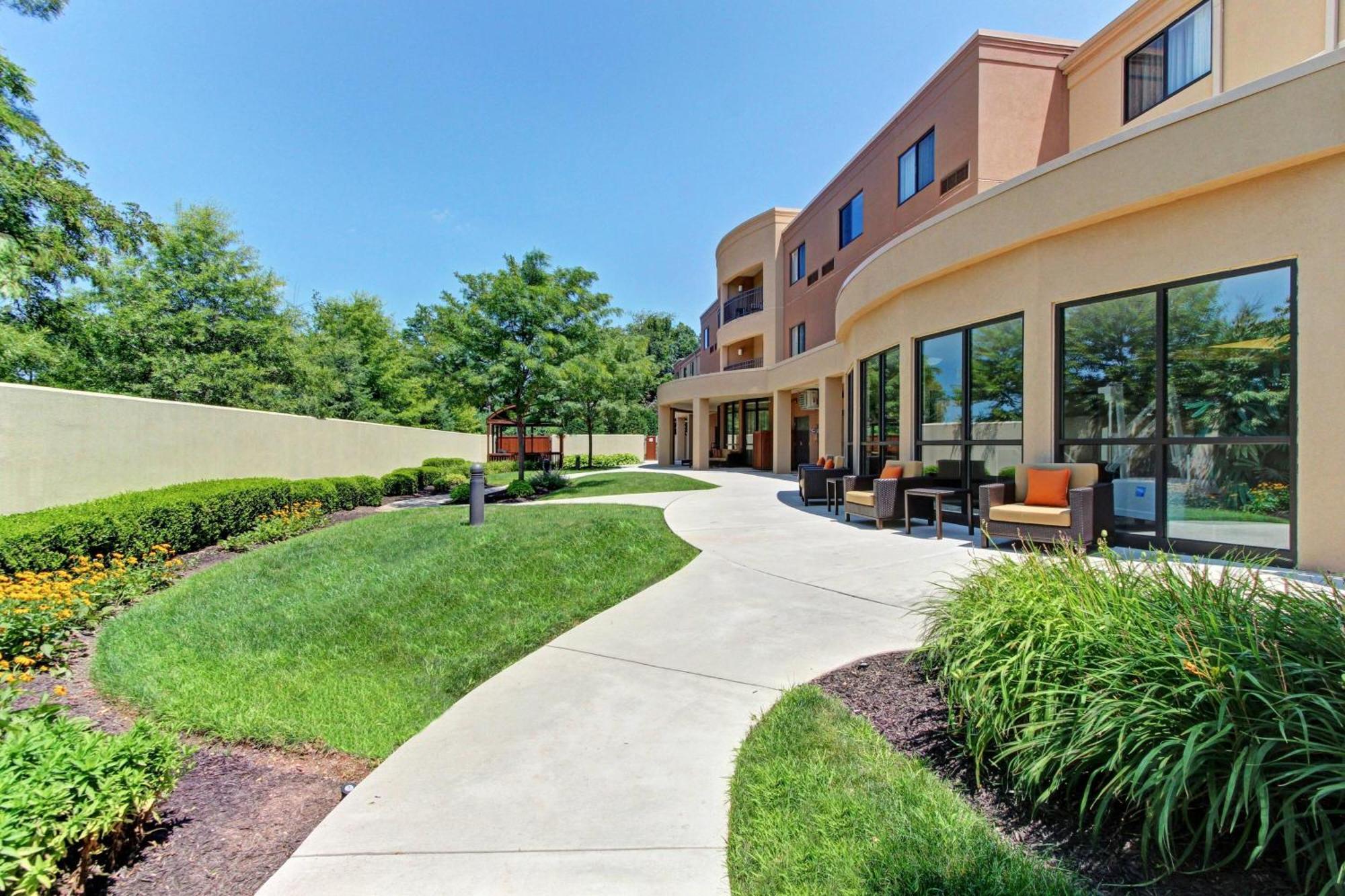 Courtyard By Marriott Harrisburg West/Меканіксберґ Екстер'єр фото