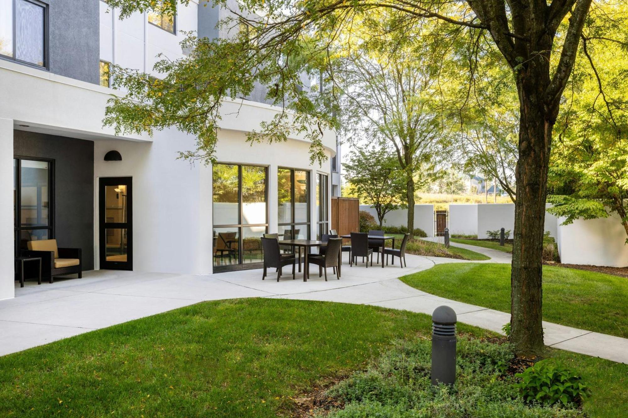 Courtyard By Marriott Harrisburg West/Меканіксберґ Екстер'єр фото